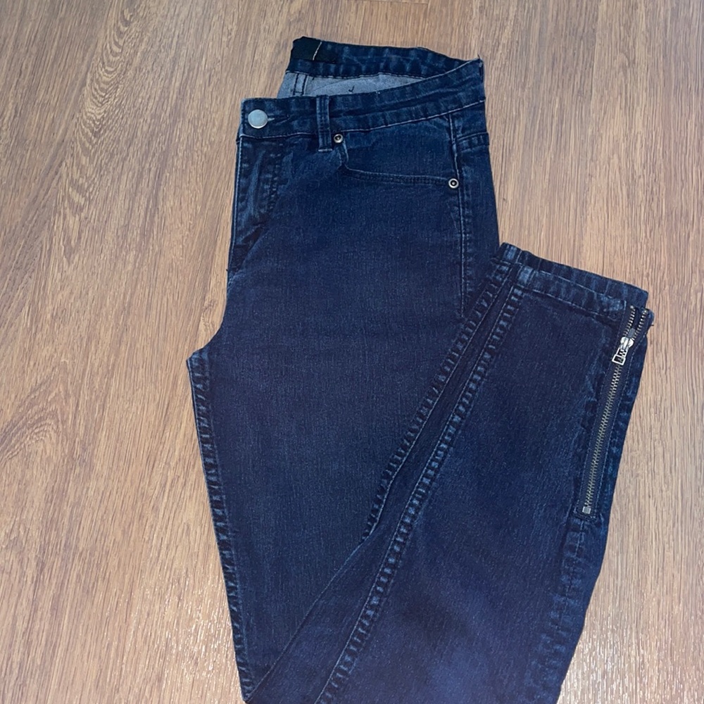 Dark blue skinny Jean with ankle zippers